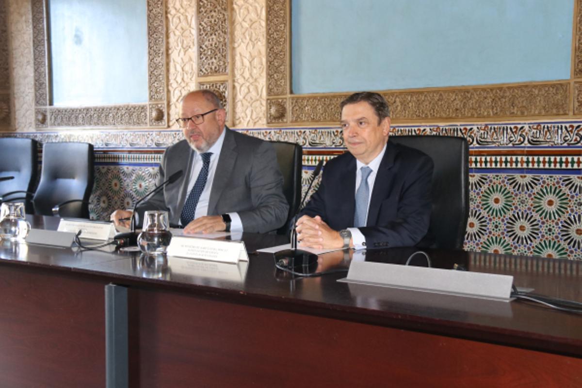 El rector de la Universidad de Córdoba y el ministro de Agricultura durante la clausura de las jornadas.