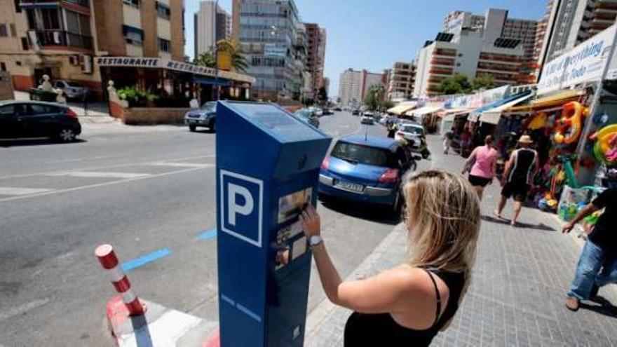 Una usuaria paga la plaza de aparcamiento en la nueva zona azul de la avenida Ametlla, en el Rincón de Loix.