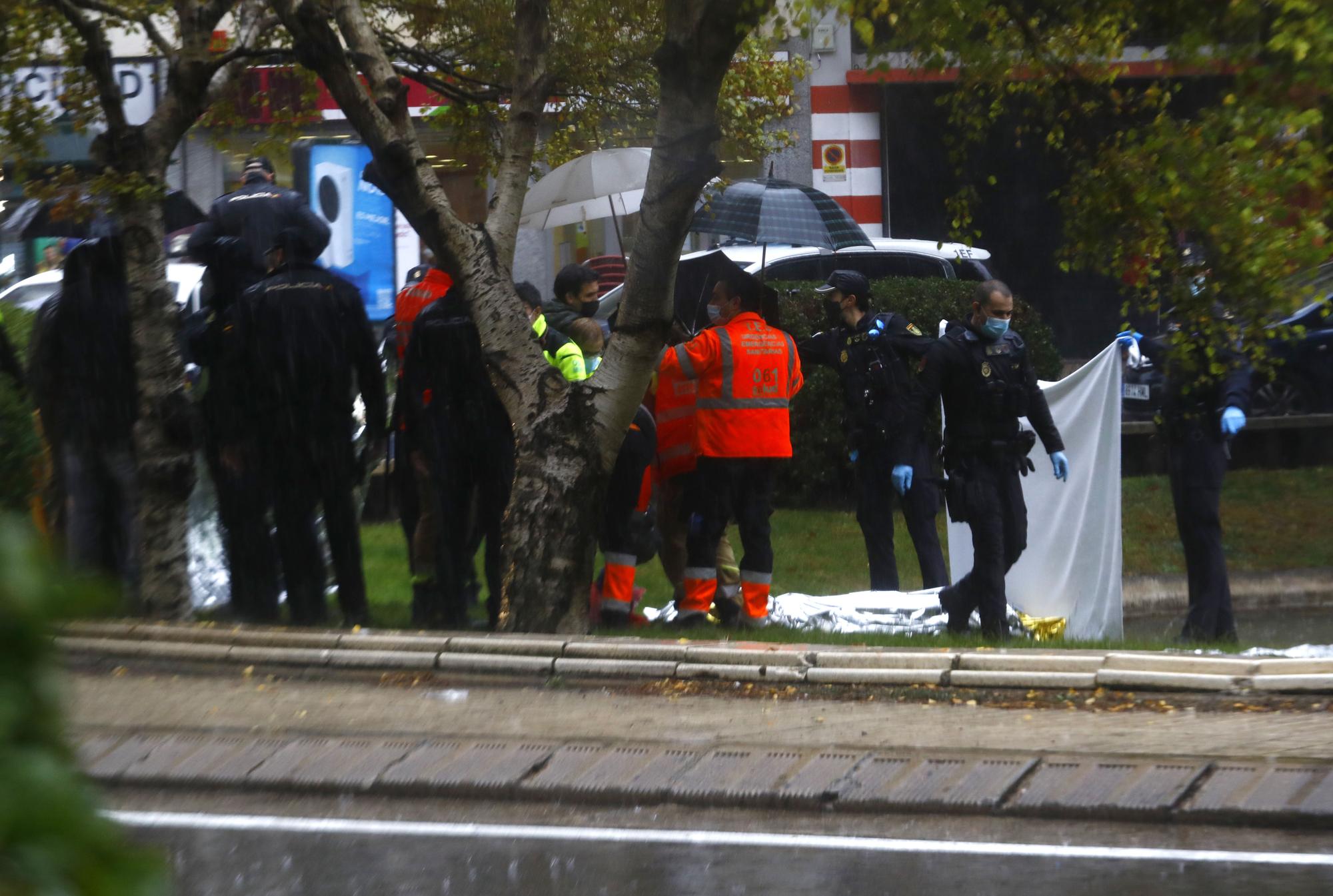 FOTOGALERÍA | Caos en la Plaza Roma después de la muerte de un hombre desnudo tras apuñalarse