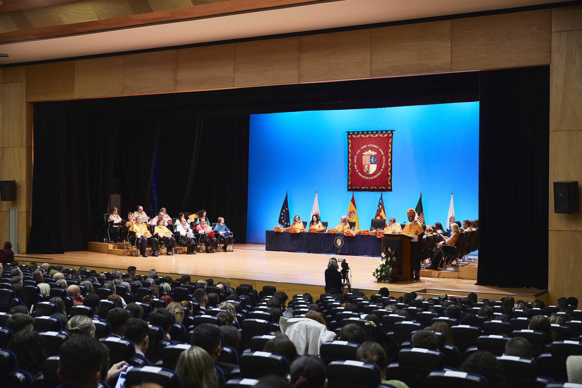 Acto de Graduación de los estudiantes que han finalizado sus estudios en en Publicidad y Relaciones Públicas, Trabajo Social y los másteres universitarios en Comunicación Digital y Comunicación e Industrias Creativas en la Universidad de Alicante.