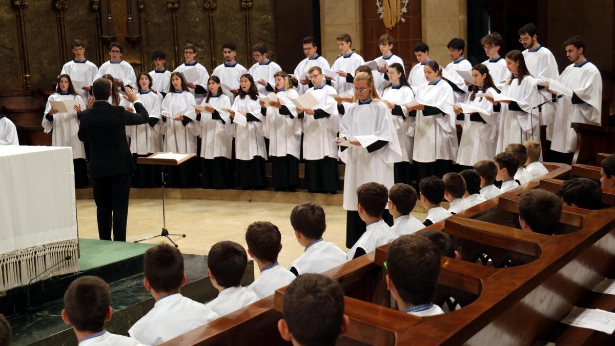 El cor mixt de Montserrat actuant a la basílica de Santa Maria