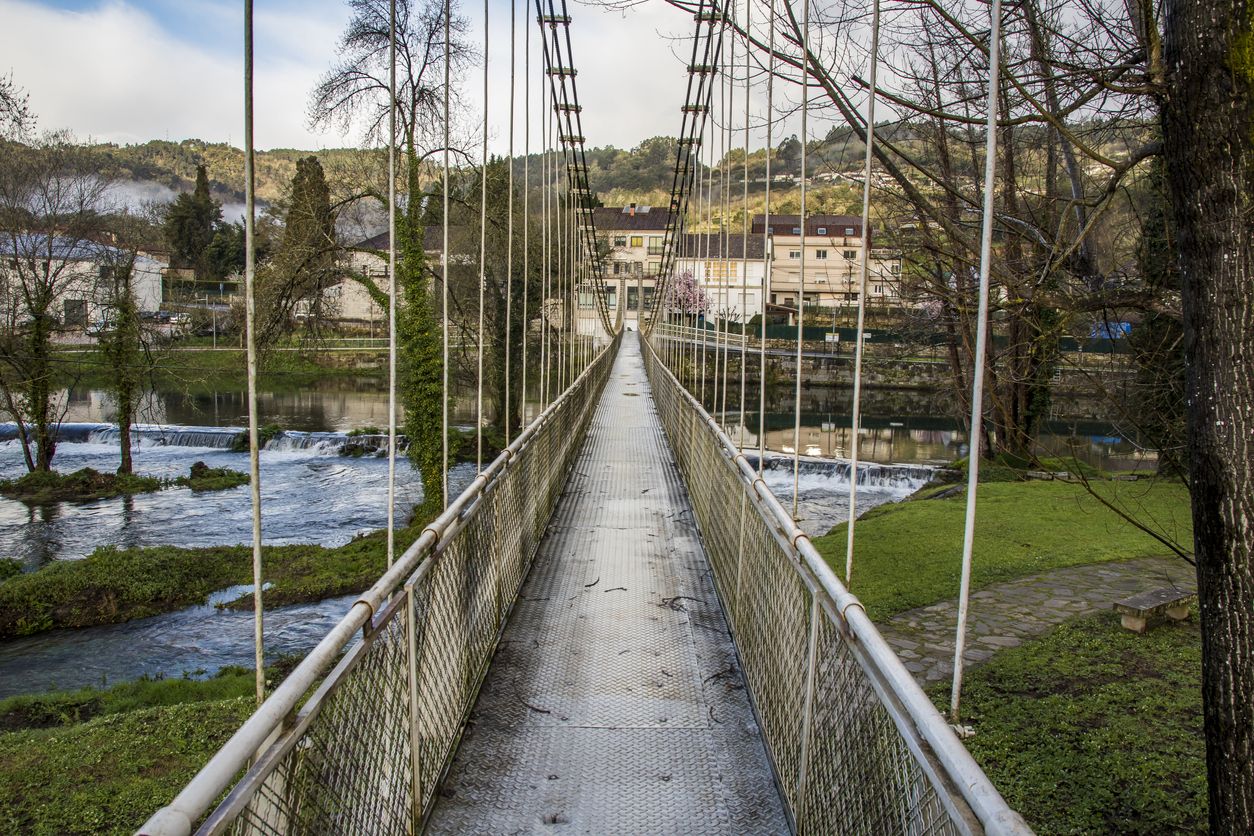 Puente colgante metálico sobre el río Avia en Leiro.