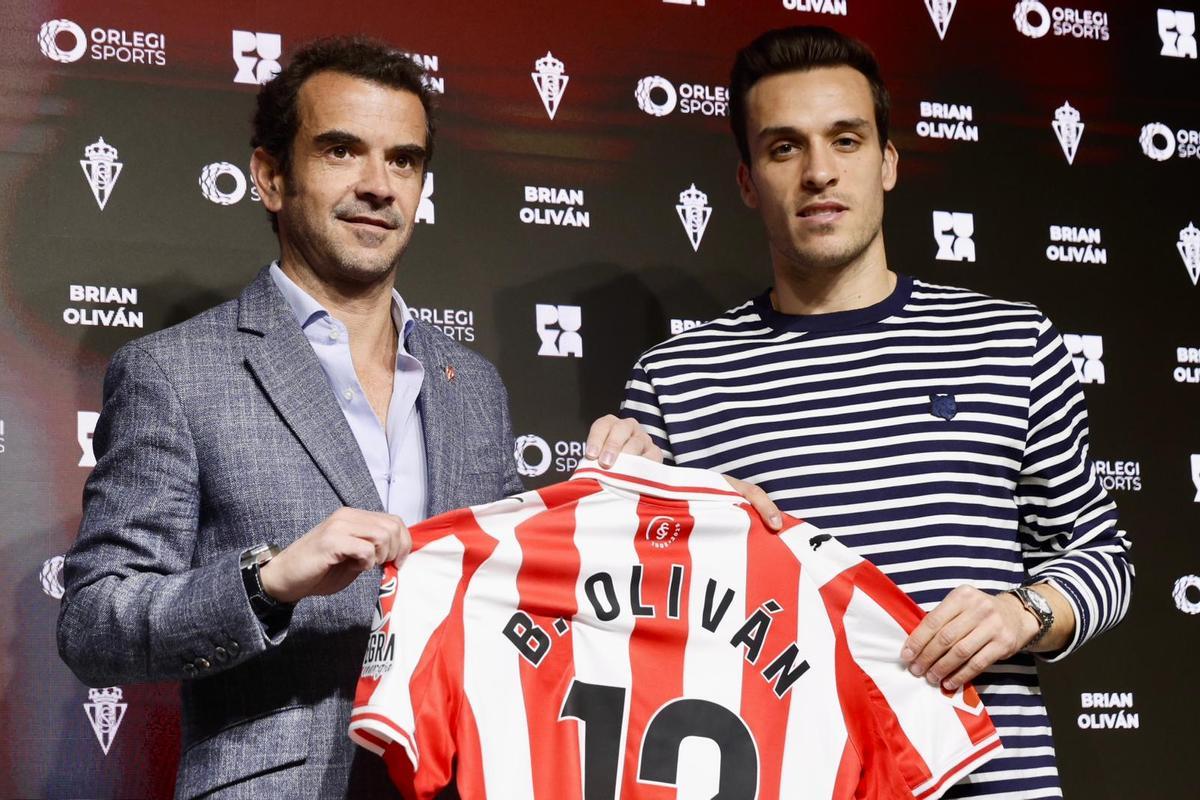 José Riestra, este jueves, junto a Brian Oliván.