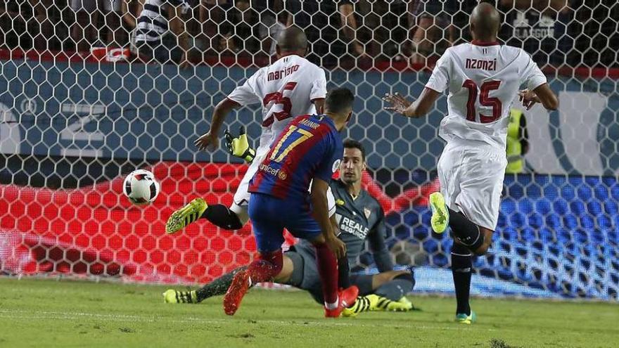 Imagen del segundo gol del Barcelona, en la que se aprecia como el balón supera a Rico tras el remate de Munir.