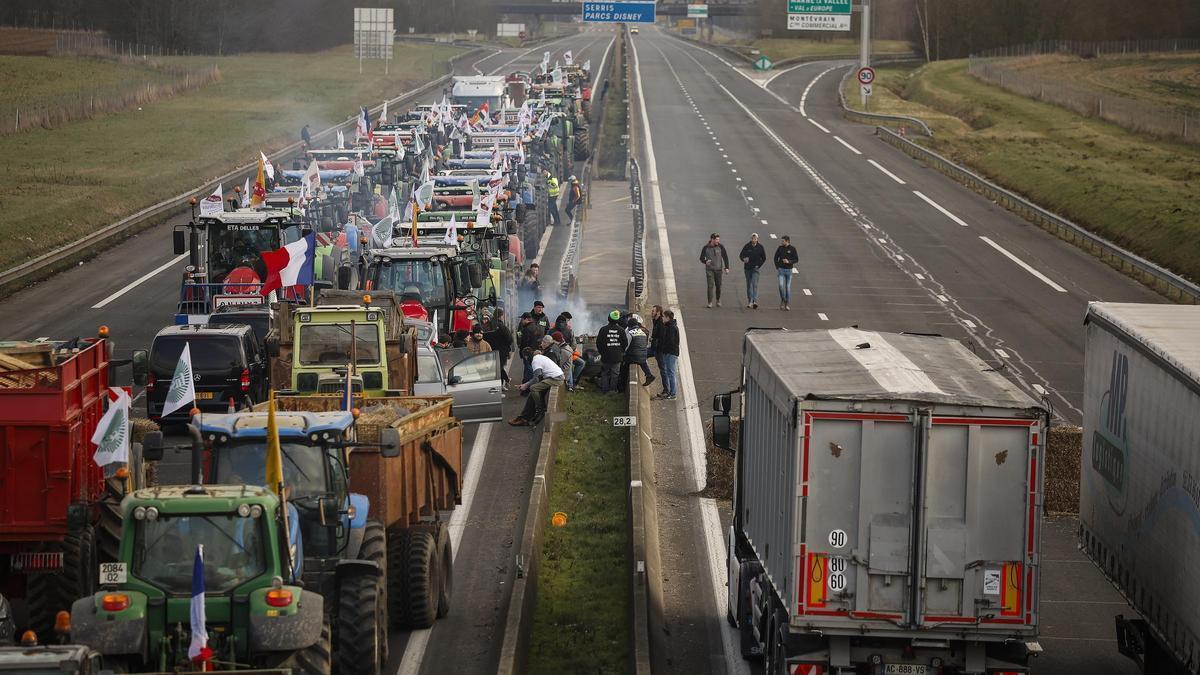 Autopista cortada por los agricultores en los acceso a París.