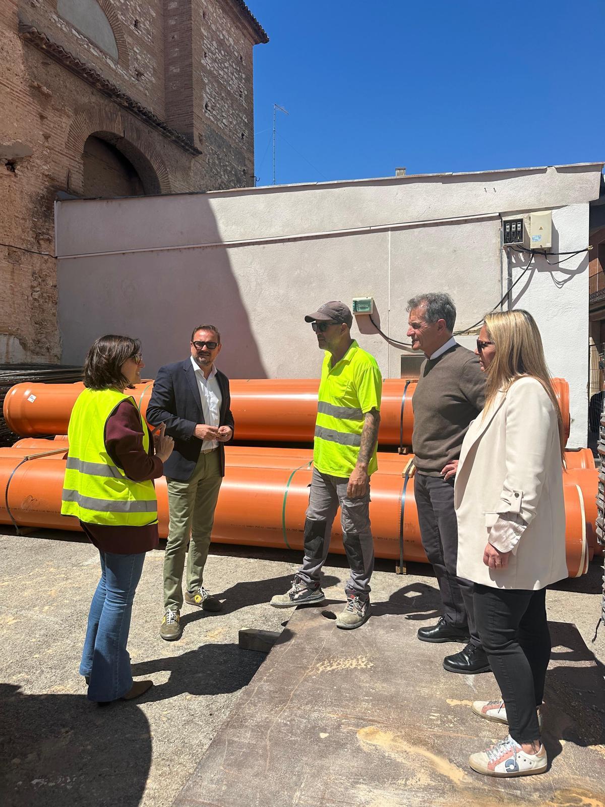 Vicente Zaragozá y sus concejales supervisan las obras.