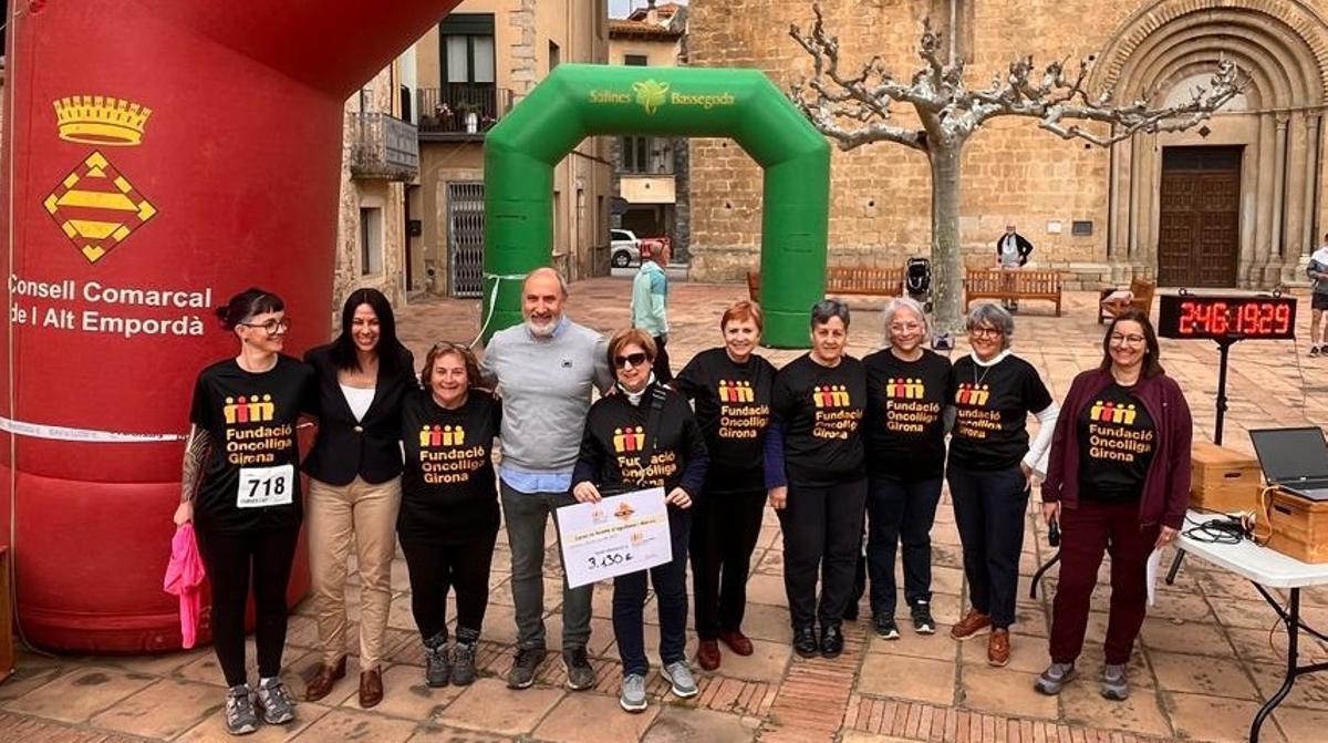 Membres de la delegació d'Agullana de la Fundació Oncolliga Girona amb l'import recaptat.