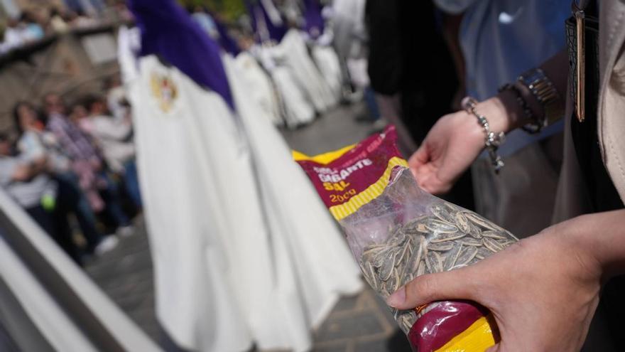 «Crack» en cada paso o el ritual de las pipas en Semana Santa: «Cuanto más ambiente hay en la calle, más se consume"