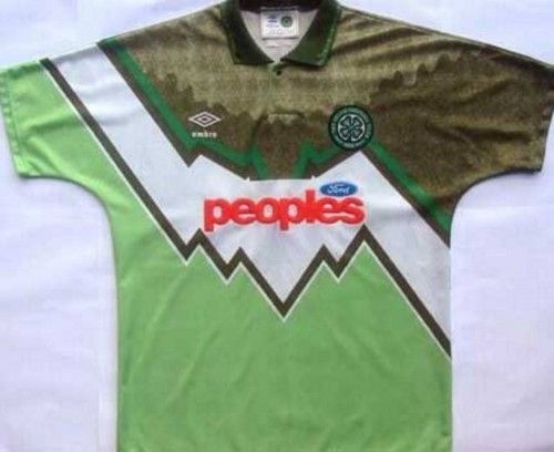 Aficionados del Celtic mostraron su oposición a esta camiseta.