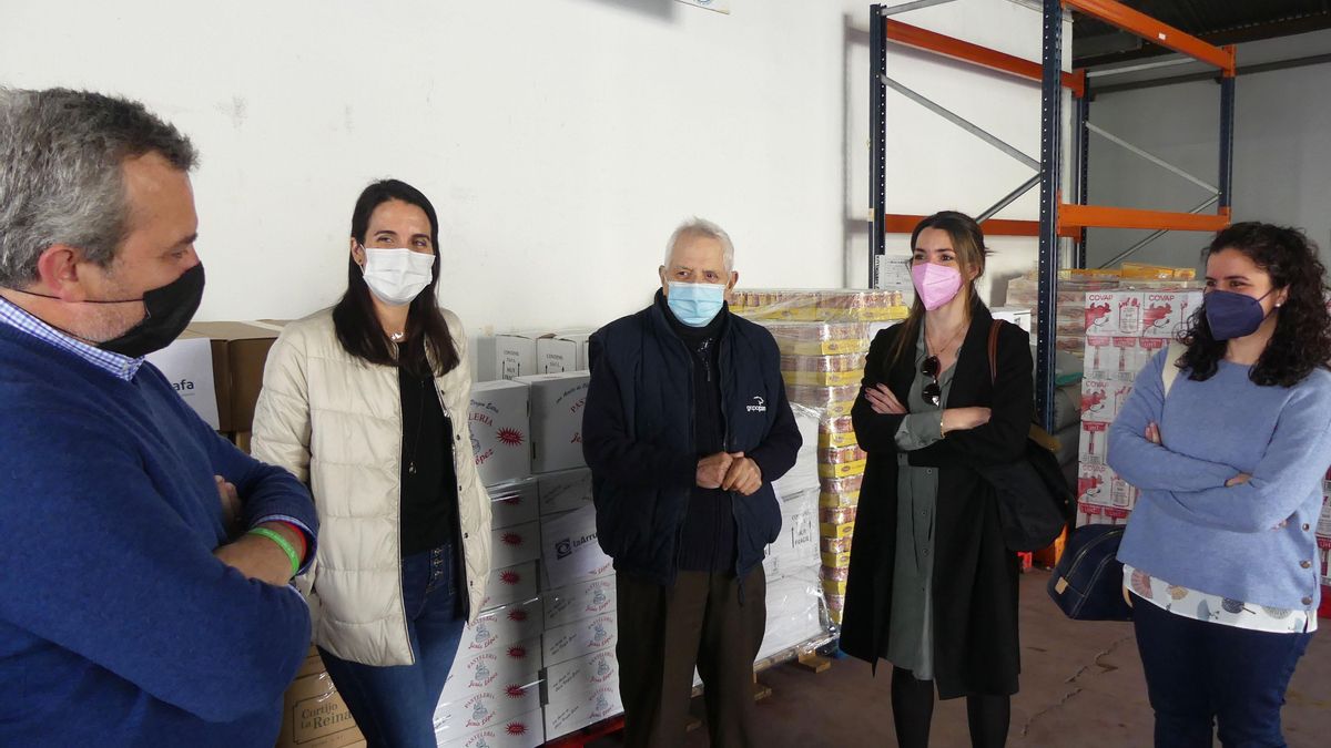 Entrega de la donación al Banco de Alimentos de Córdoba por parte del Hospital La Arruzafa.