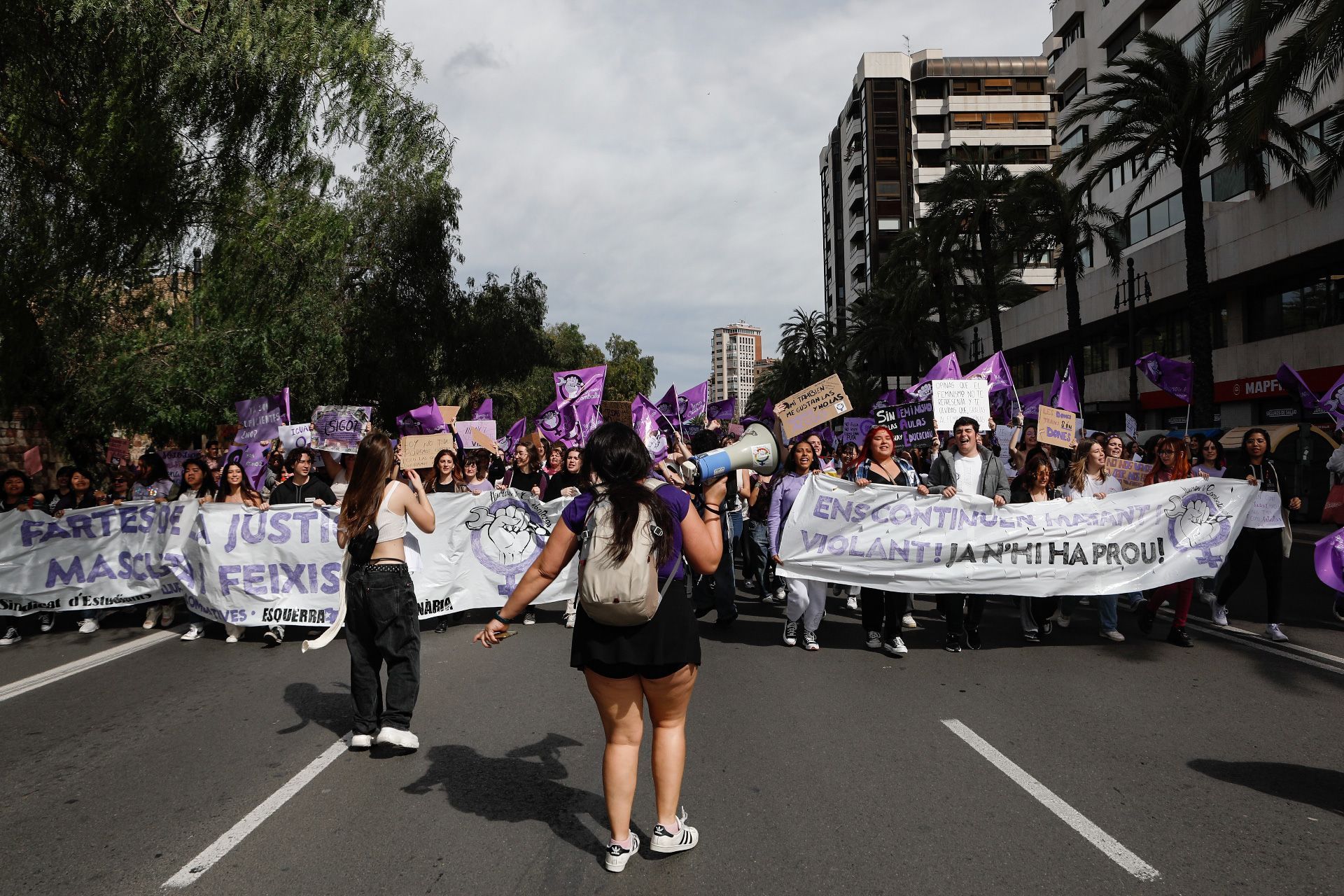 Las estudiantes toman las calles de València en el 8M