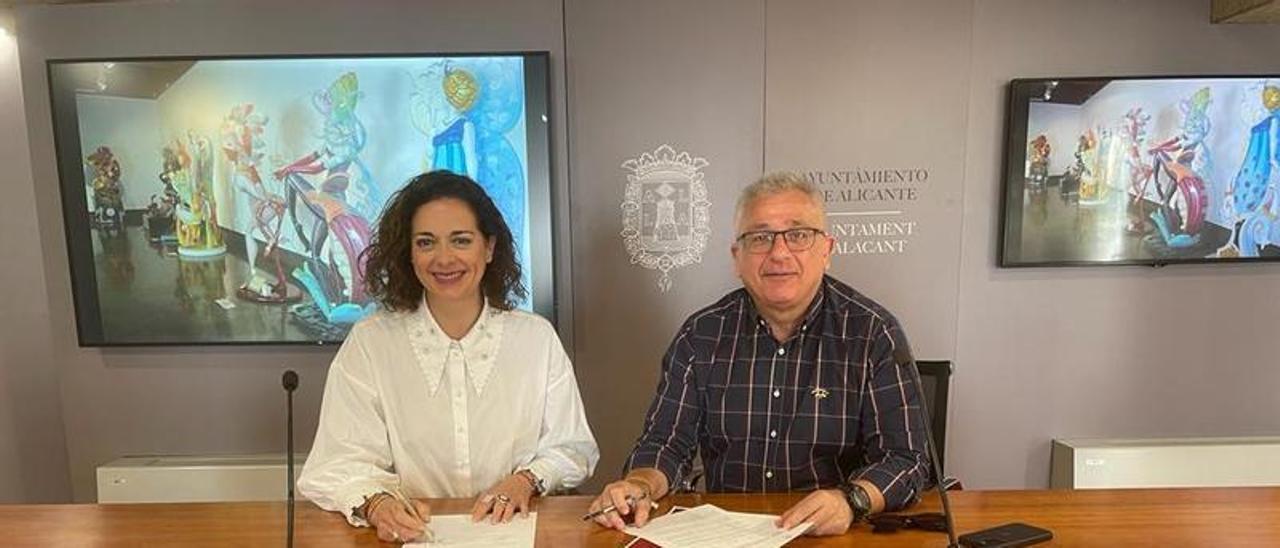 Toñi Martín-Zarco y Antonio Manresa firman el convenio