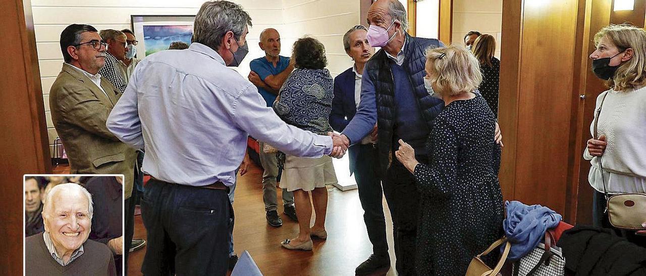 Amigos y familiares de Casimiro Álvarez (en el recuadro), ayer, en el tanatorio de Cabueñes. | Marcos León