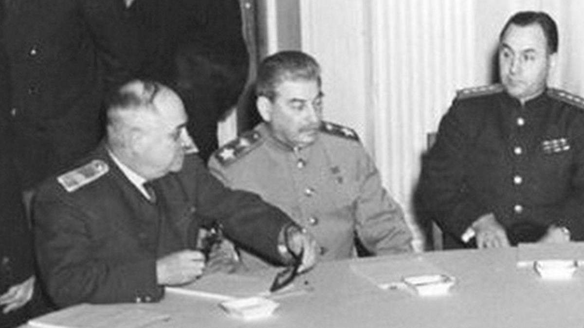 ealos40603052 ivn maiski junto a stalin en la conferencia de yalta