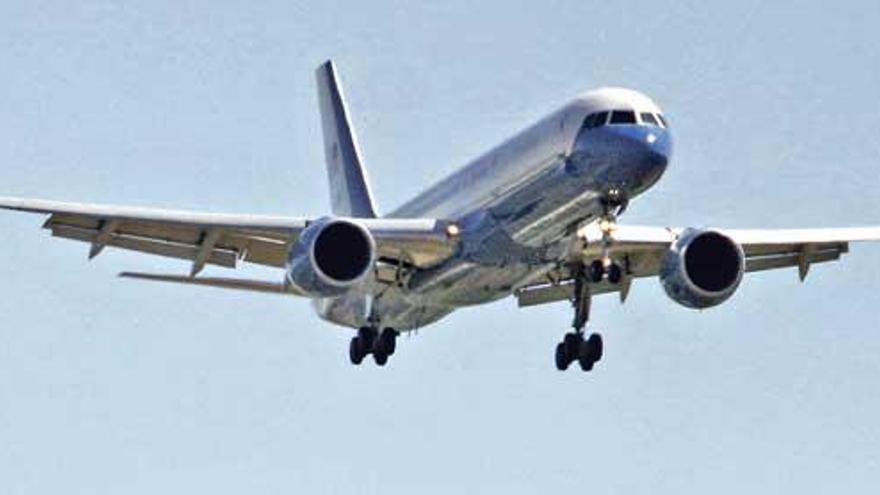 Un avión toma tierra en el aeropuerto de Son Sant Joan, en una imagen de archivo.