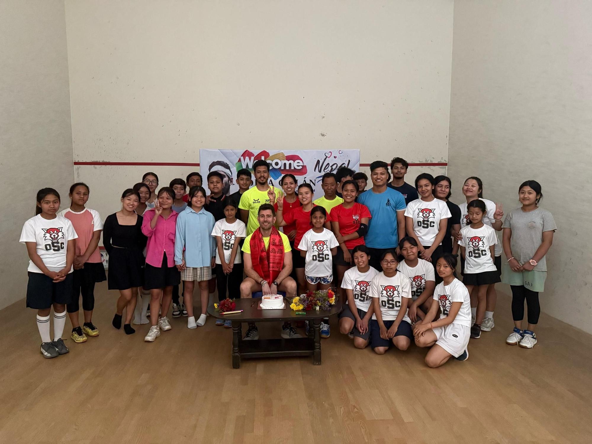 Borja Golán en Katmandú, donde está impartiendo clases de squash a jóvenes con pocos recursos de la mano de SOS Nepal