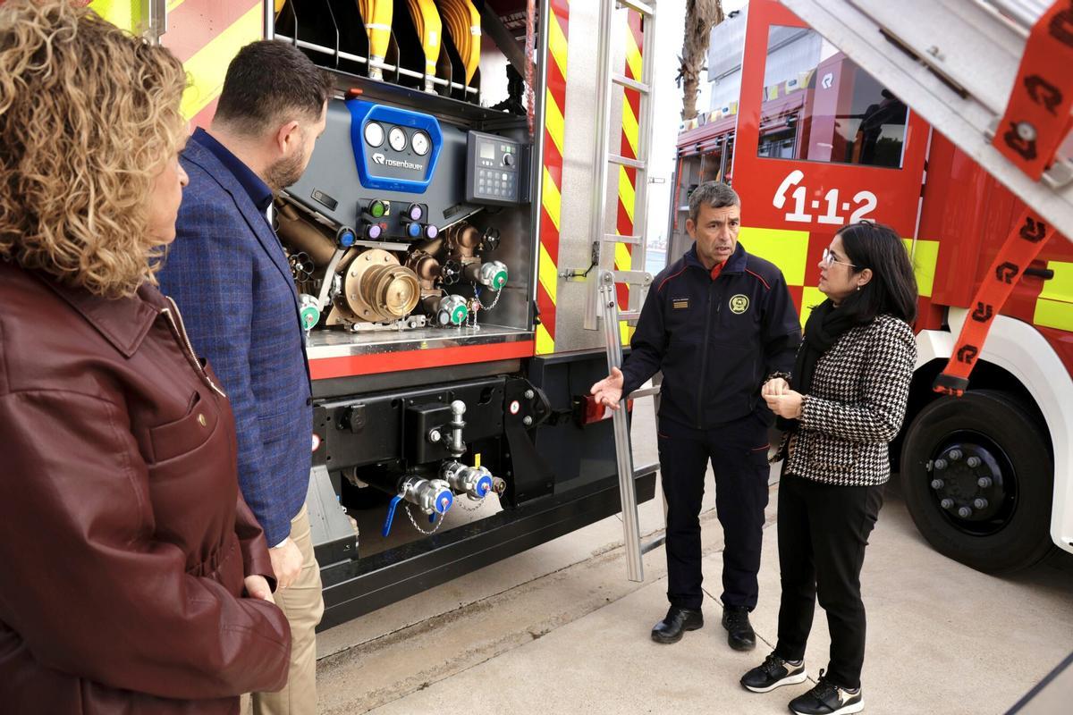 La alcaldesa, Carolina Darias, y el concejal de Seguridad, Josué Íñiguez, durante la presentación de los tres camiones nuevos de Bomberos.