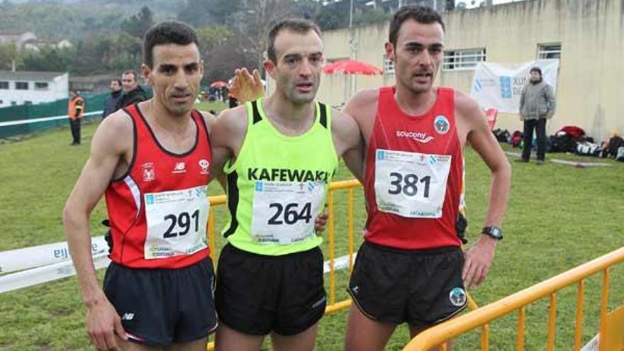 Hassan Lekhili, a la izquierda, tercer clasificado, Manuel Ángel Penas, primero y Gustavo Platas. // Regal
