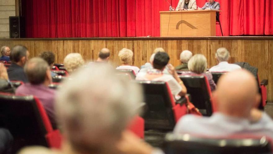 Por la izquierda, Francisco Caamaño y Eloy Méndez, durante la conferencia.