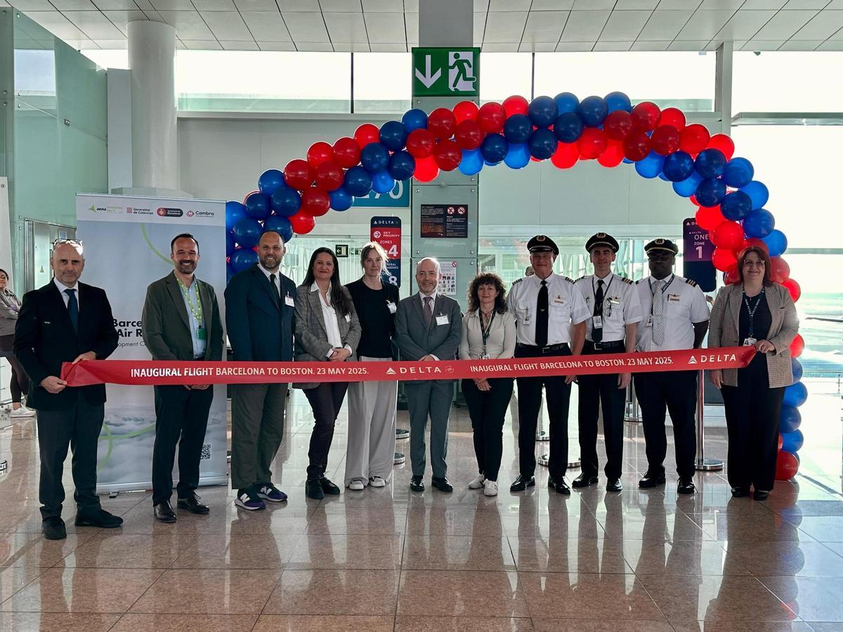 Las autoridades de CDRA (Generalitat, Aena) y representantes de Delta Airlines celebran el estreno del nuevo destino entre Barcelona y Boston.
