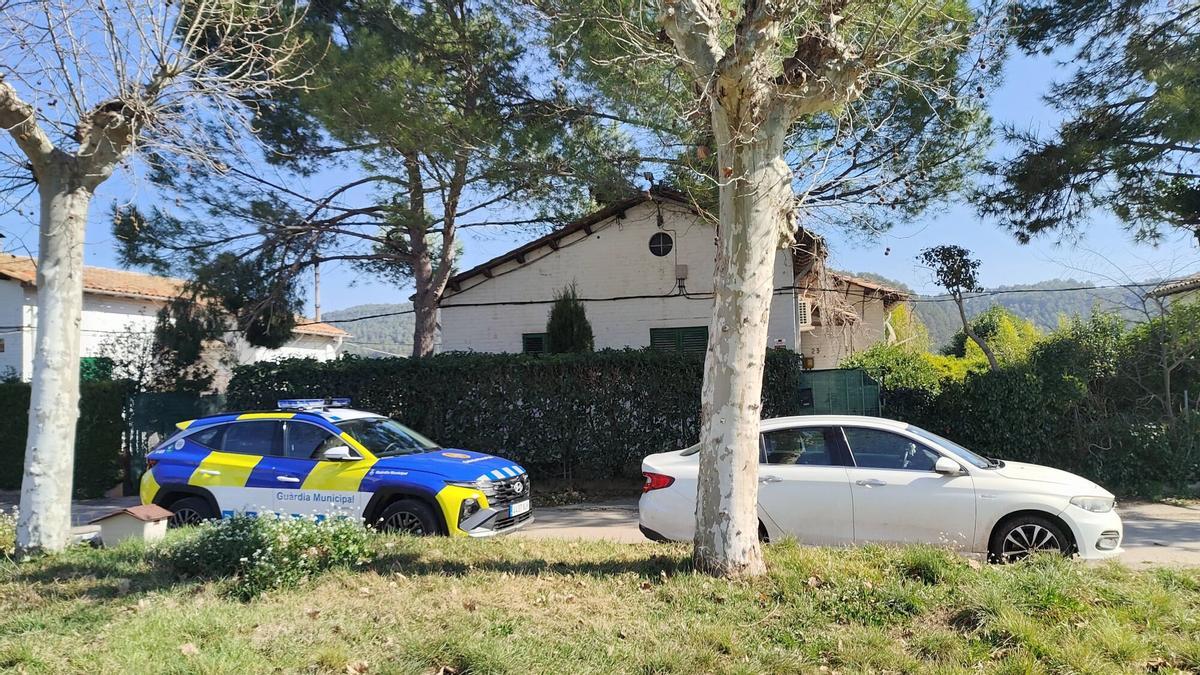 Casa de la víctima de l'homicidi amb el seu cotxe i un vehicle policial
