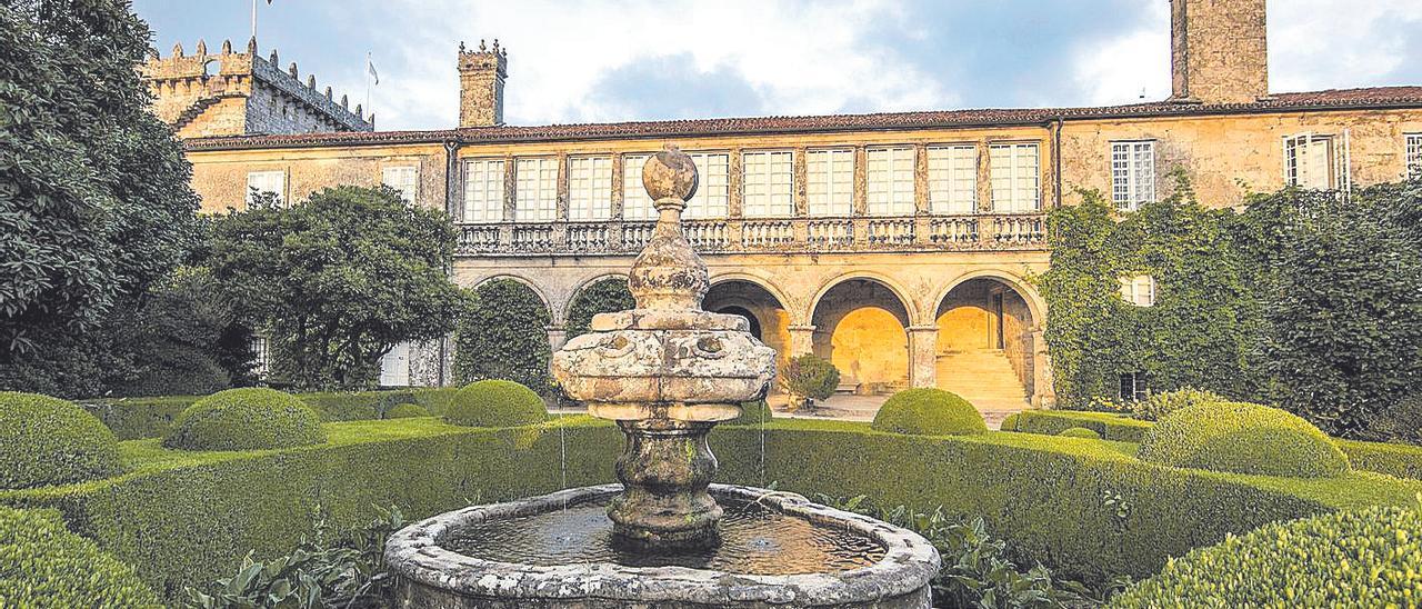 Uno de los jardines del Pazo de Oca, con la casona al fondo.