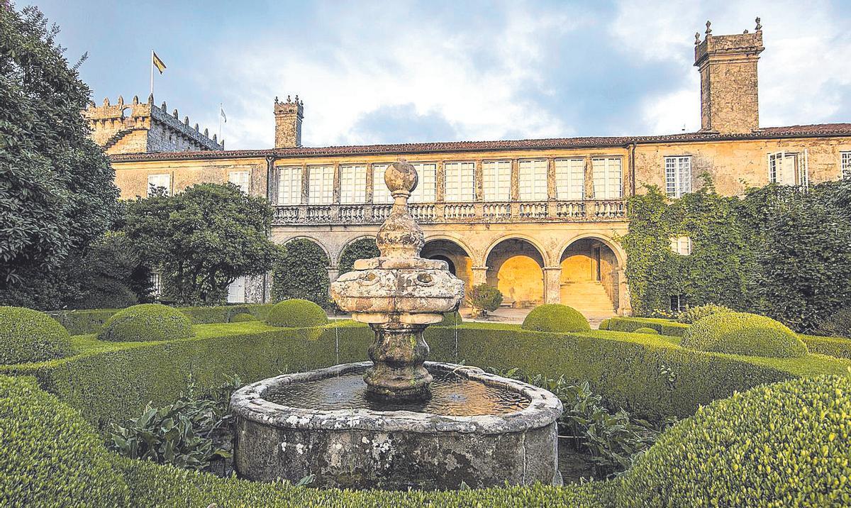 Uno de los jardines del Pazo de Oca, con la casona al fondo