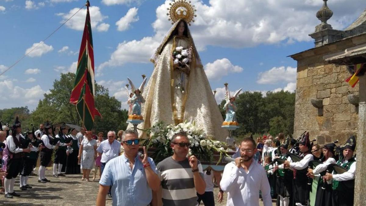 Tres imágenes de la procesión de la Virgen de la Encarnación en Palacios de Sanabria. | Araceli Saavedra