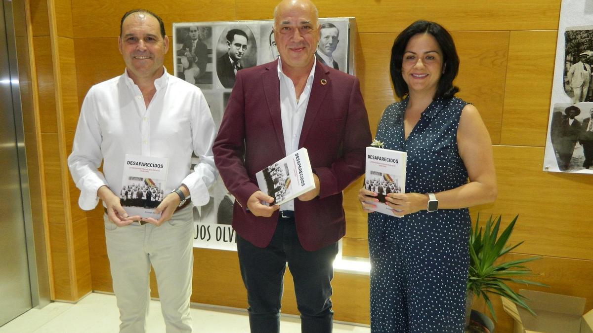 Arcángel Bedmar, autor de libro; Antonio Ruiz, alcalde de Rute; y Ana Lazo, concejala de Cultura