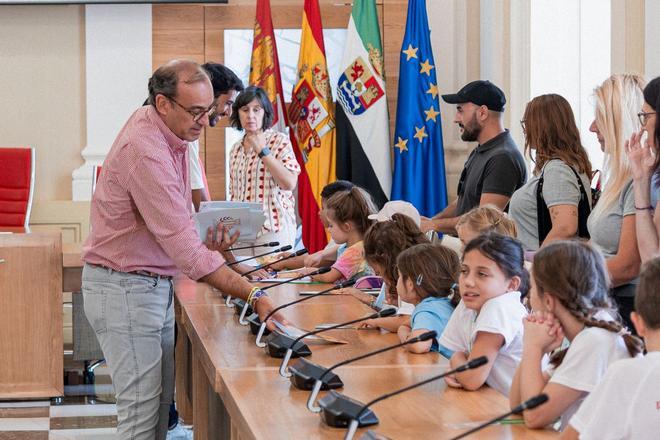 Fotogalería | El alcalde con los niños de la Concilioteca