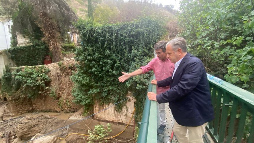 Bomberos del Consorcio y Emproacsa trabajan para recuperar el suministro de agua en Almedinilla