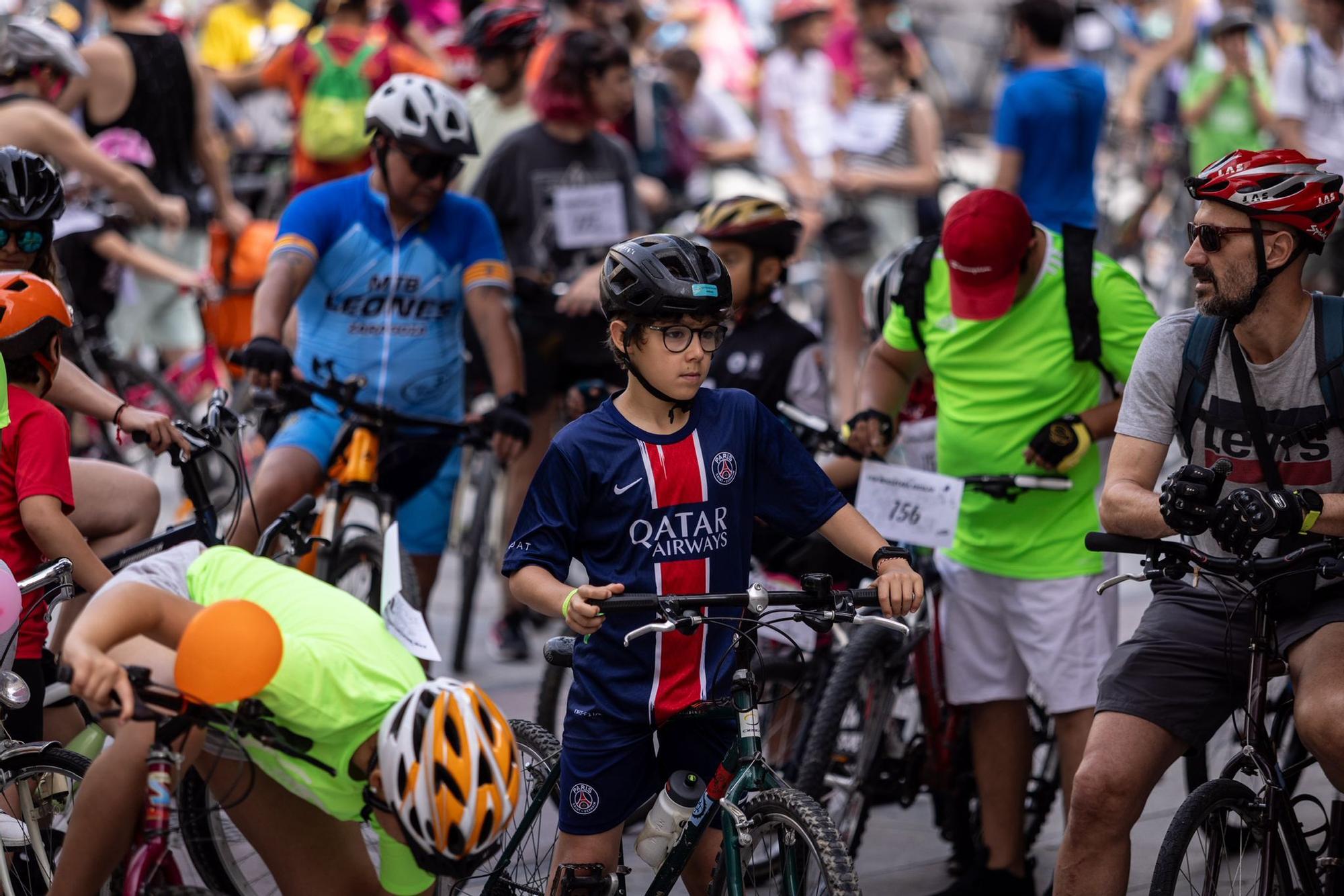 En imágenes | La tradicional bicicletada escolar toma las calles de Zaragoza este domingo