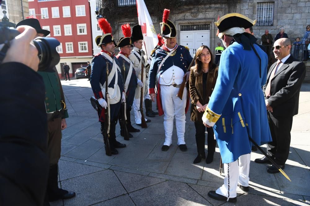 La alcaldesa Inés Rey ha descubierto una placa conmemorativa en la plaza de la Constitución en recuerdo del 200 aniversario de la revolución de 1820, en la que A Coruña fue protagonista.