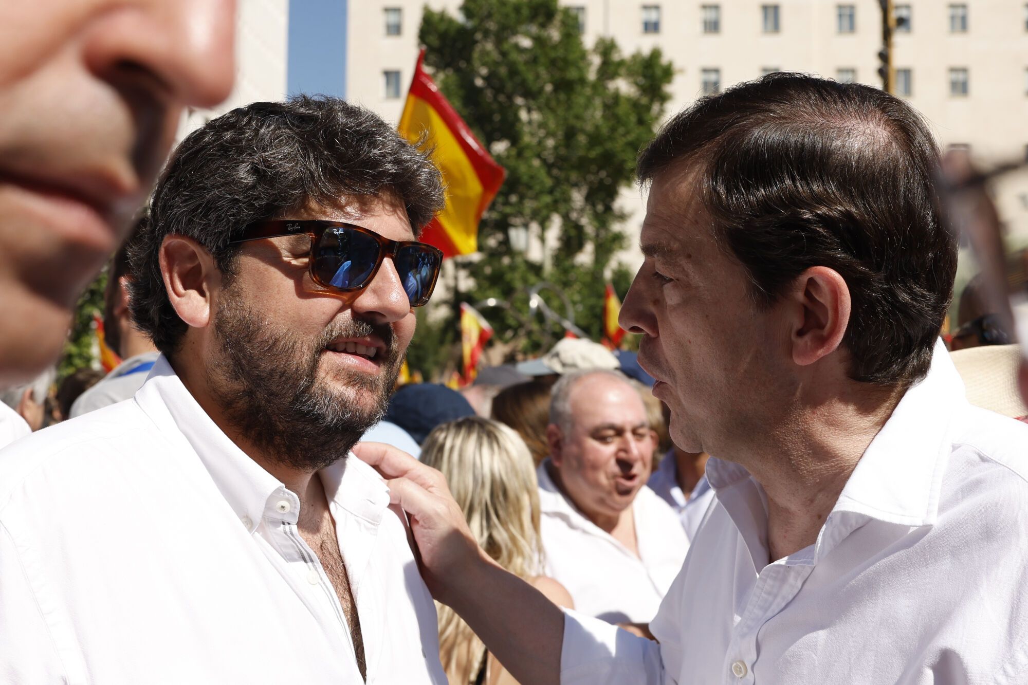 MADRID (ESPAÑA), 08/06/2025.- El presidente de Murcia, Fernando López Miras (i) conversa con el presidente de Castilla y León, Alfonso Fernández Mañueco (d) durante la manifestación convocada por el Partido Popular contra el Gobierno bajo el lema 'Democracia o mafia' este domingo en Plaza España de Madrid. EFE/ Javier Lizón