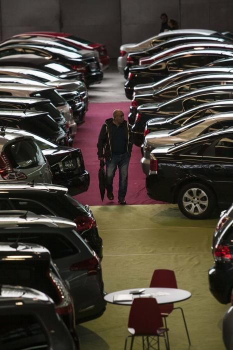 Salón del automóvil en el pabellón de exposiciones en Avilés