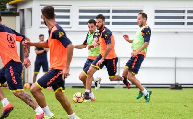 Entrenamiento de la UD Las Palmas en Barranco ...