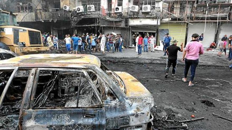 Ciutadans iraquians es van reunir ahir al lloc de l&#039;atac suïcida amb cotxe bomba, al centre de Bagdad