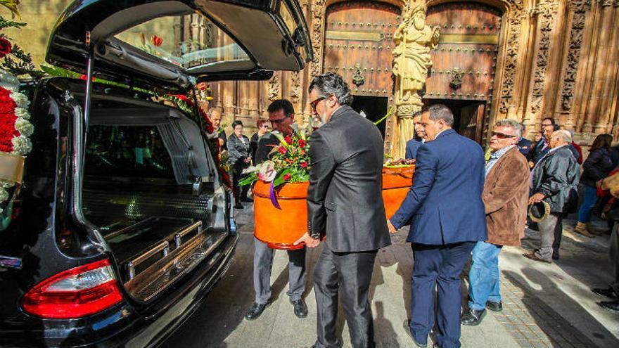 El féretro es introducido en el coche fúnebre ayer tras el sepelio en la iglesia de Santiago