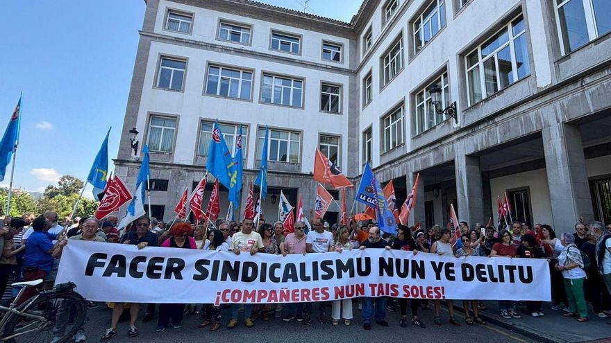 Organizaciones sindicales exigen la libertad de «Las 6 de La Suiza», ayer, en Oviedo. |