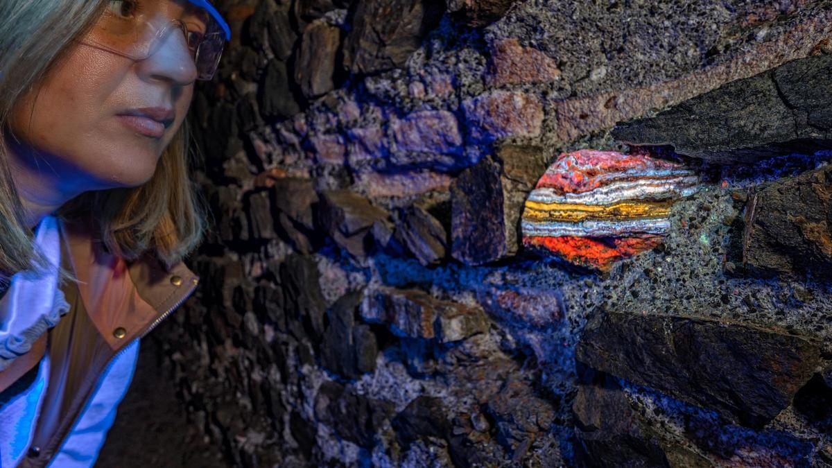 Minerales fluorescentes en las minas de Santa Marta