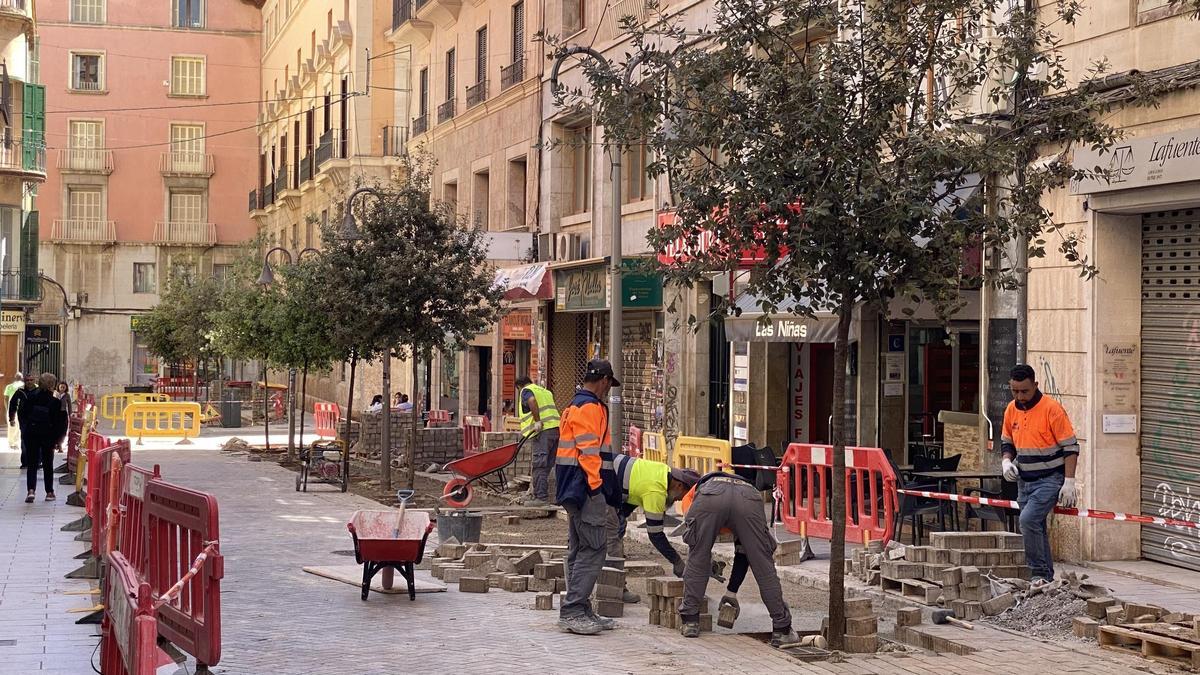 Operarios trabajando en la nueva pavimentación de la calle Velázquez de Palma