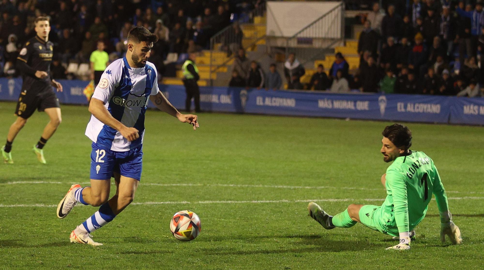 El Alcoyano noquea al lider