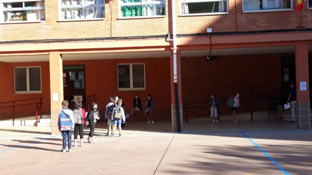 Niños a la entrada del colegio Las Eras. / E. P.