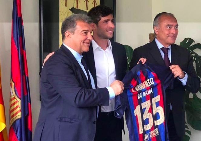 Sergi Roberto, con Joan Laporta y Rafa Yuste, tras su renovación.