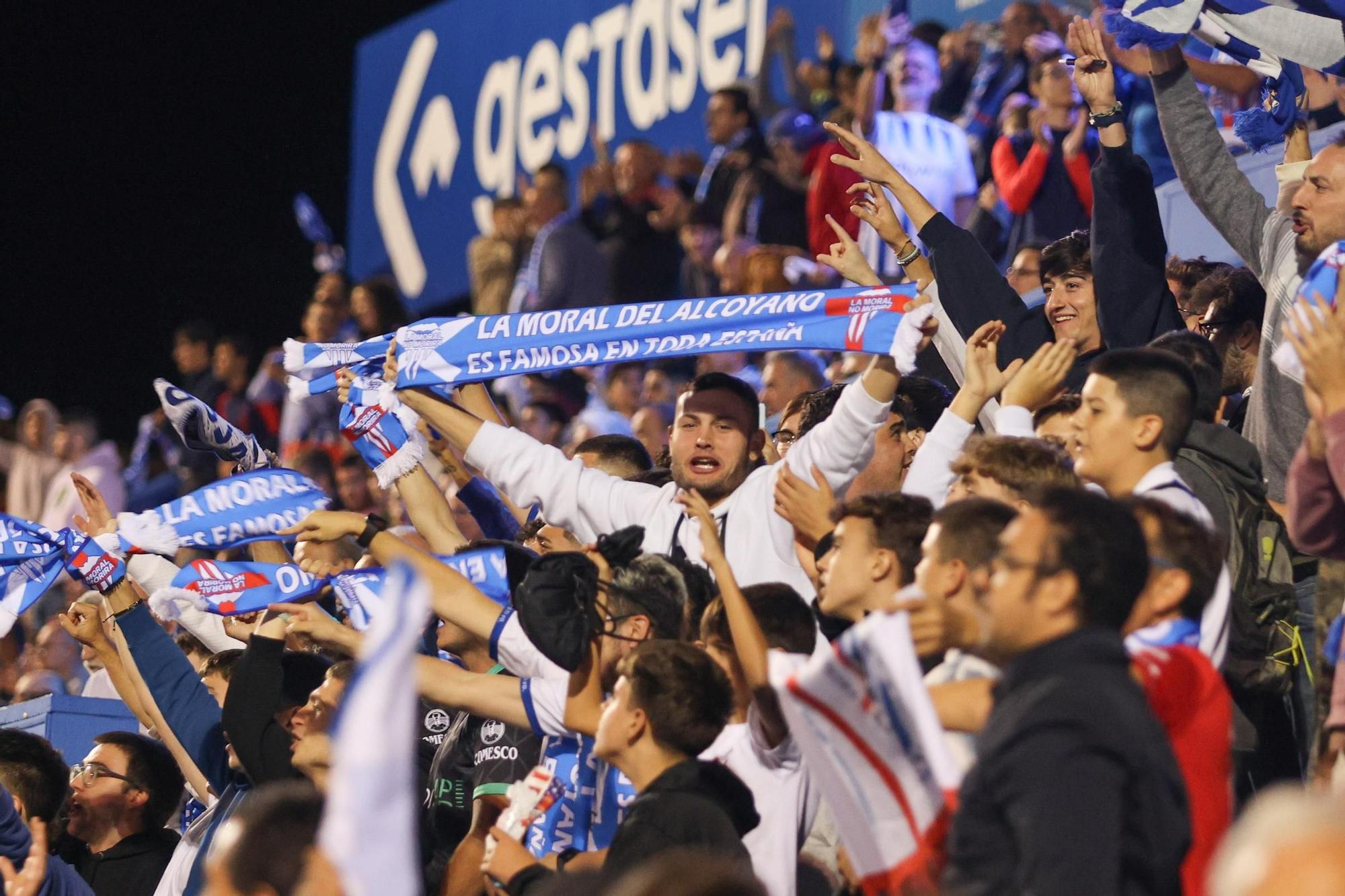 El Alcoyano vuela empujado por la afición