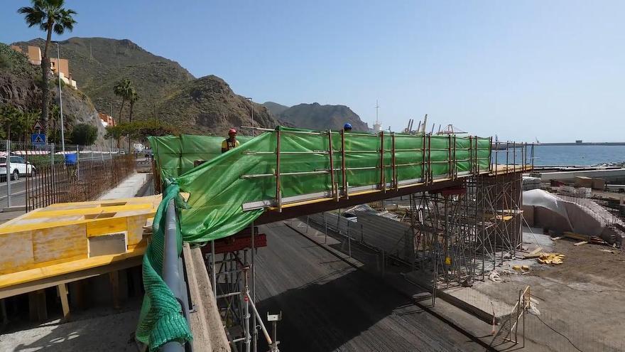 Comienza el montaje de la última pasarela peatonal para la Zona de Charcos de Valleseco