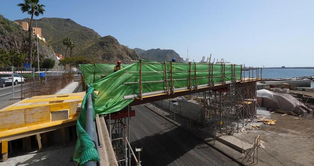 Colocación de la primera pasarela de acceso a la Zona de Charcos.