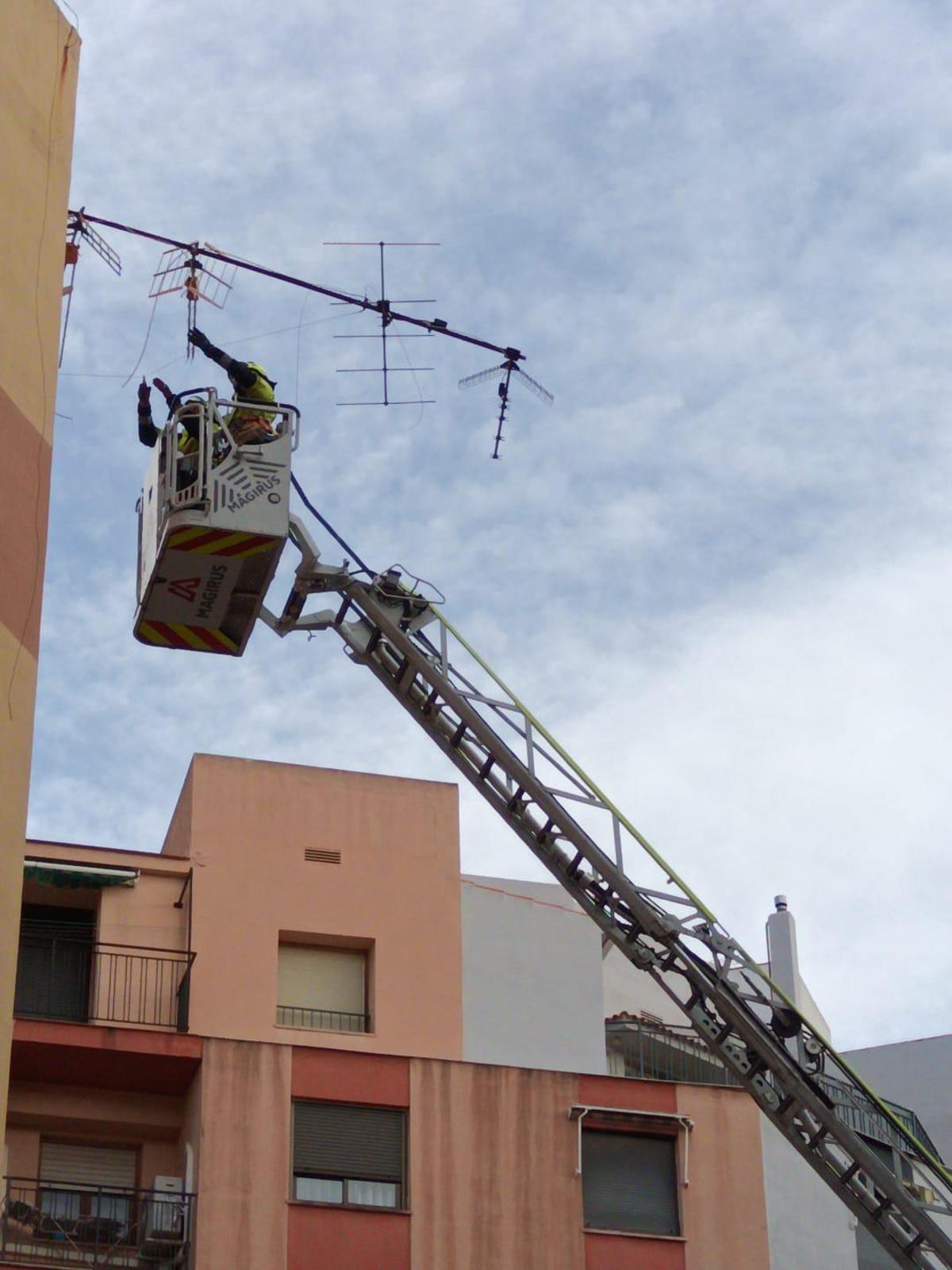 Un centenar de servicios devuelven la normalidad a Castellón tras el viento