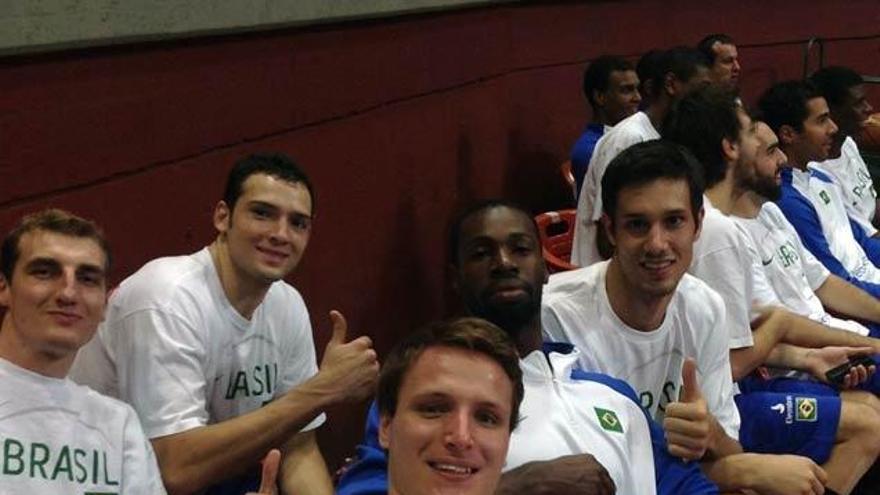 Freire se fotografía junto a sus compañeros de selección.