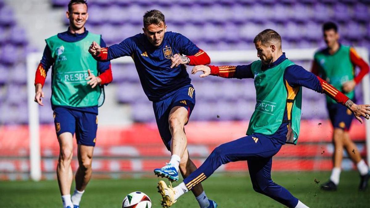 Iñigo Martínez corta una jugada de Aleix Garcia antes del España - Georgia.